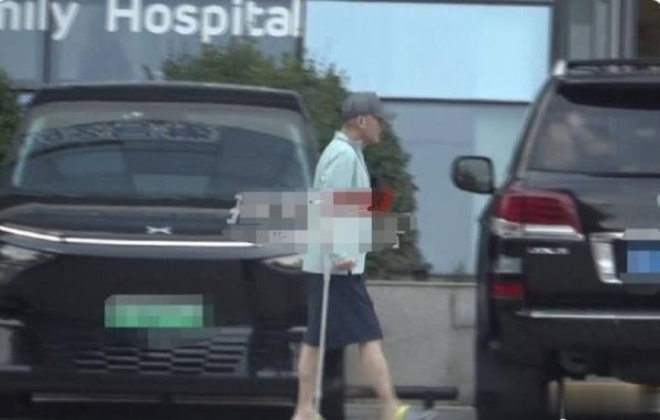创达盈配资 那英老公孟桐风波后首现身，拄拐就医老婆未陪护